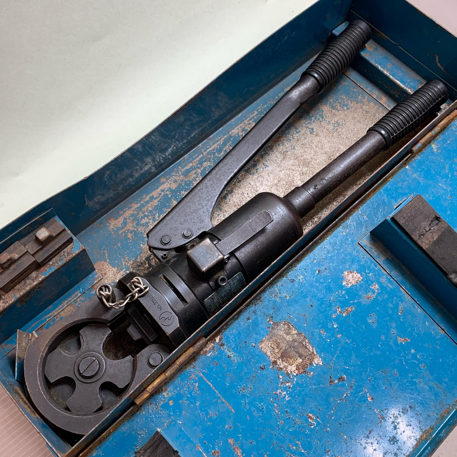 ♭♭【中古】IZUMI 手動油圧式圧着工具 9号K ケース（サビあり）付 Cランク
