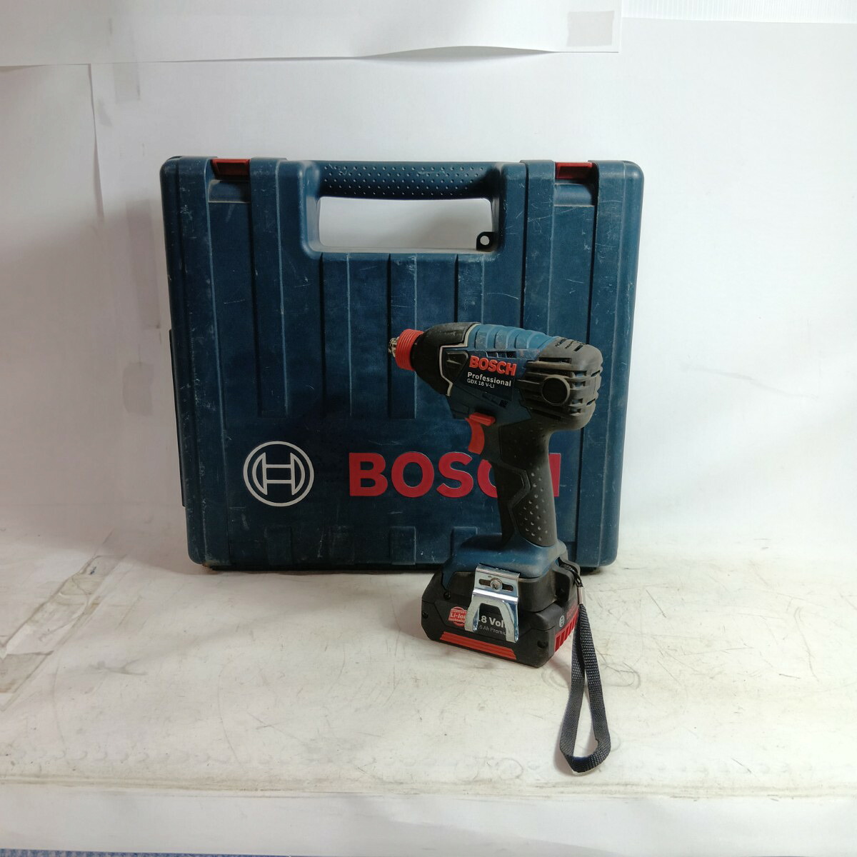 【中古】BOSCH ボッシュ 工具 締め付け工具 インパクトレンチ GDX18V-L1 ネイビー 程度B 充電器・充電池2個・ケース付 コードレス式 18v 2.6Ah 310000543 キズ・ヨゴレ有 Bランク