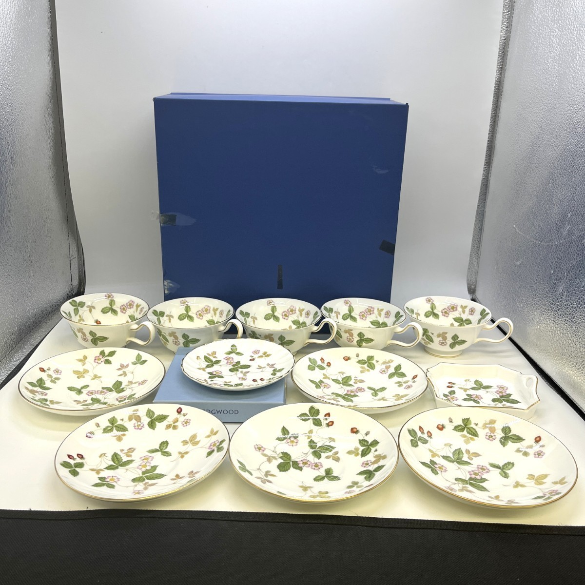 【中古】Wedgwood ウェッジウッド ワイルドストロベリー カップアンドソーサー５客 御盆２点 仕掛ける A価値づける