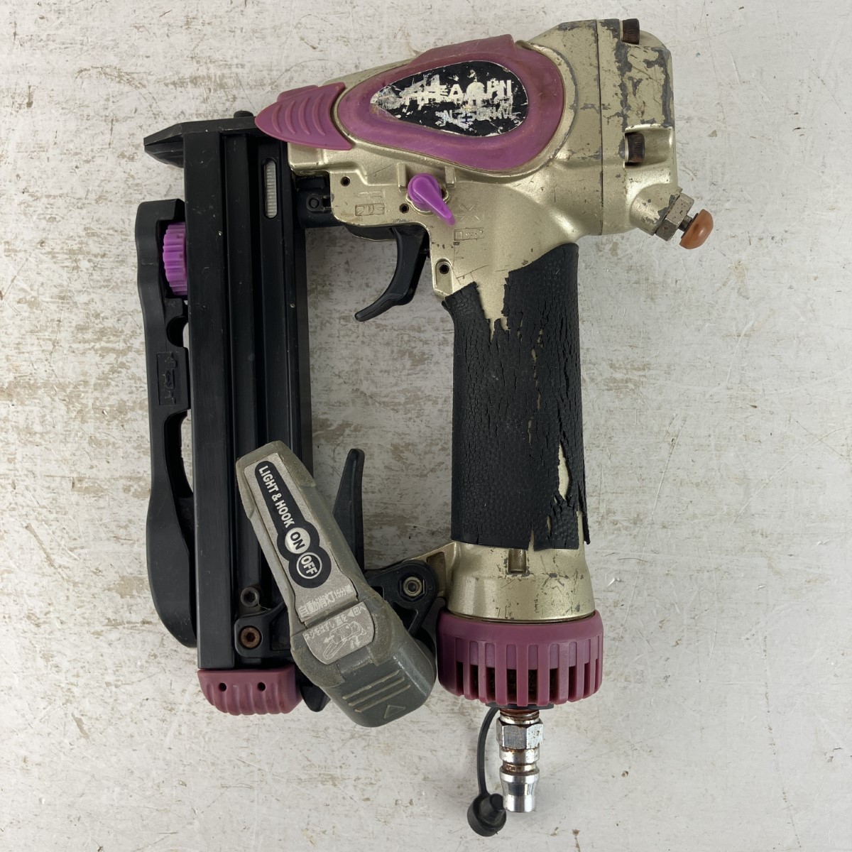 【中古】HITACHI 日立 25粍 常圧 エアタッカ N2504M パープル×黒いこと C位置づける