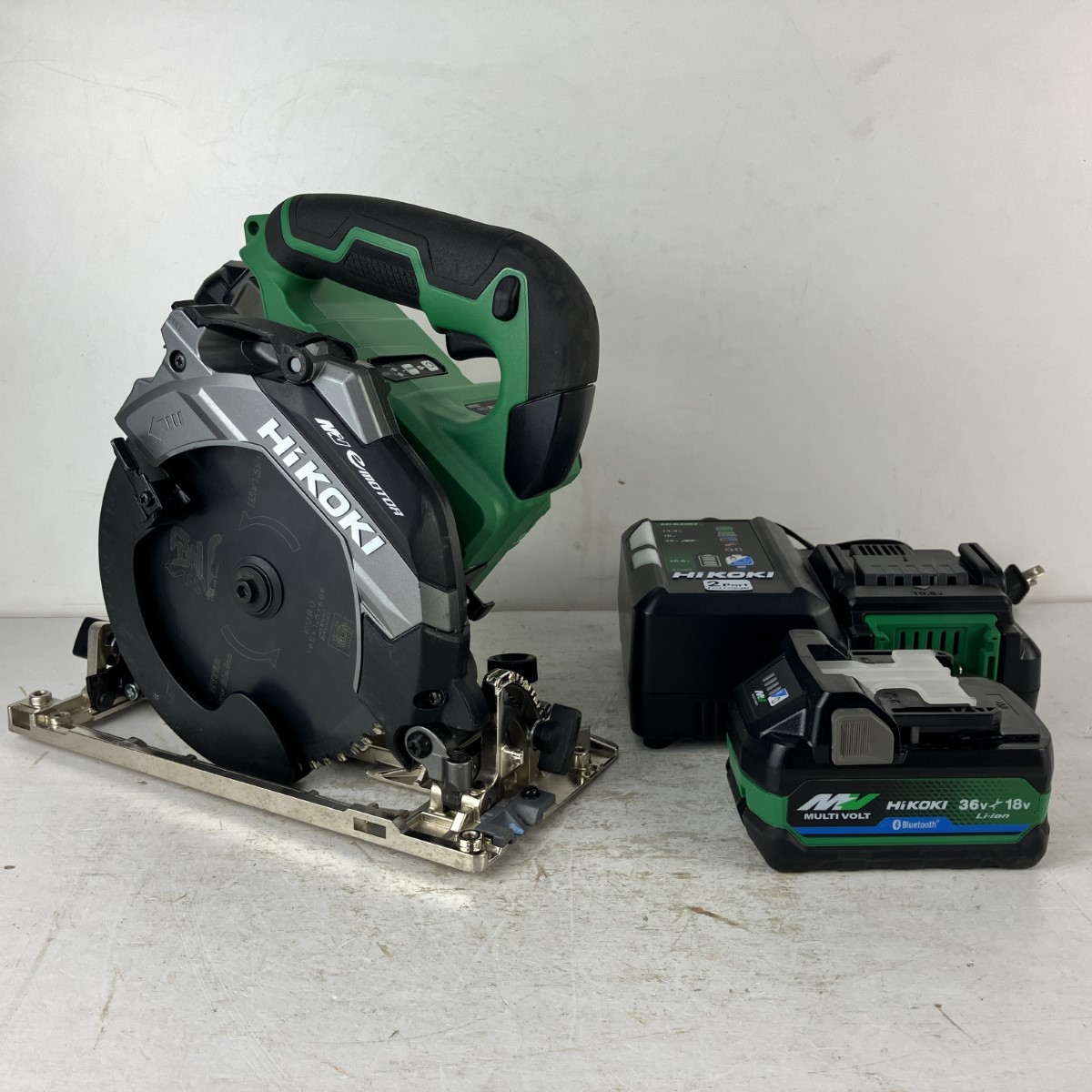 【中古】HiKOKI ハイコーキ 36v 165粍 コードレス丸のこ 蓄電池x2 申し受ける器 入れもの付 C3606DB 緑であること C価値づける