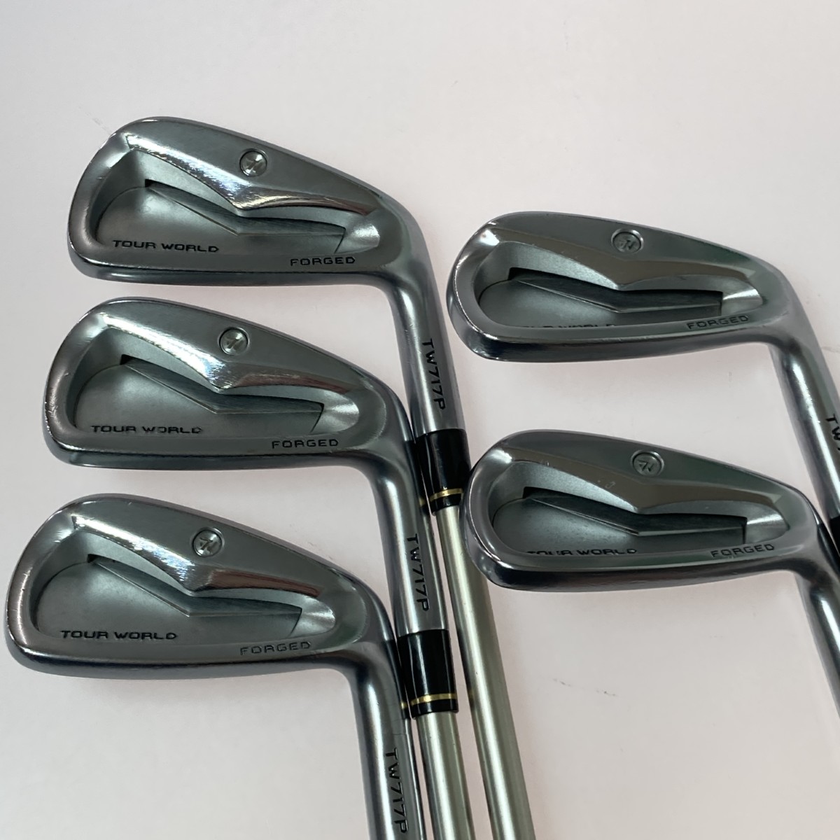 【中古】HONMA ホンマ 周遊旅行世界 TW717P 5.7-10 5本 アイアン書き割り 6I欠品 VIZARD I 550 R キズ多 C位置づける