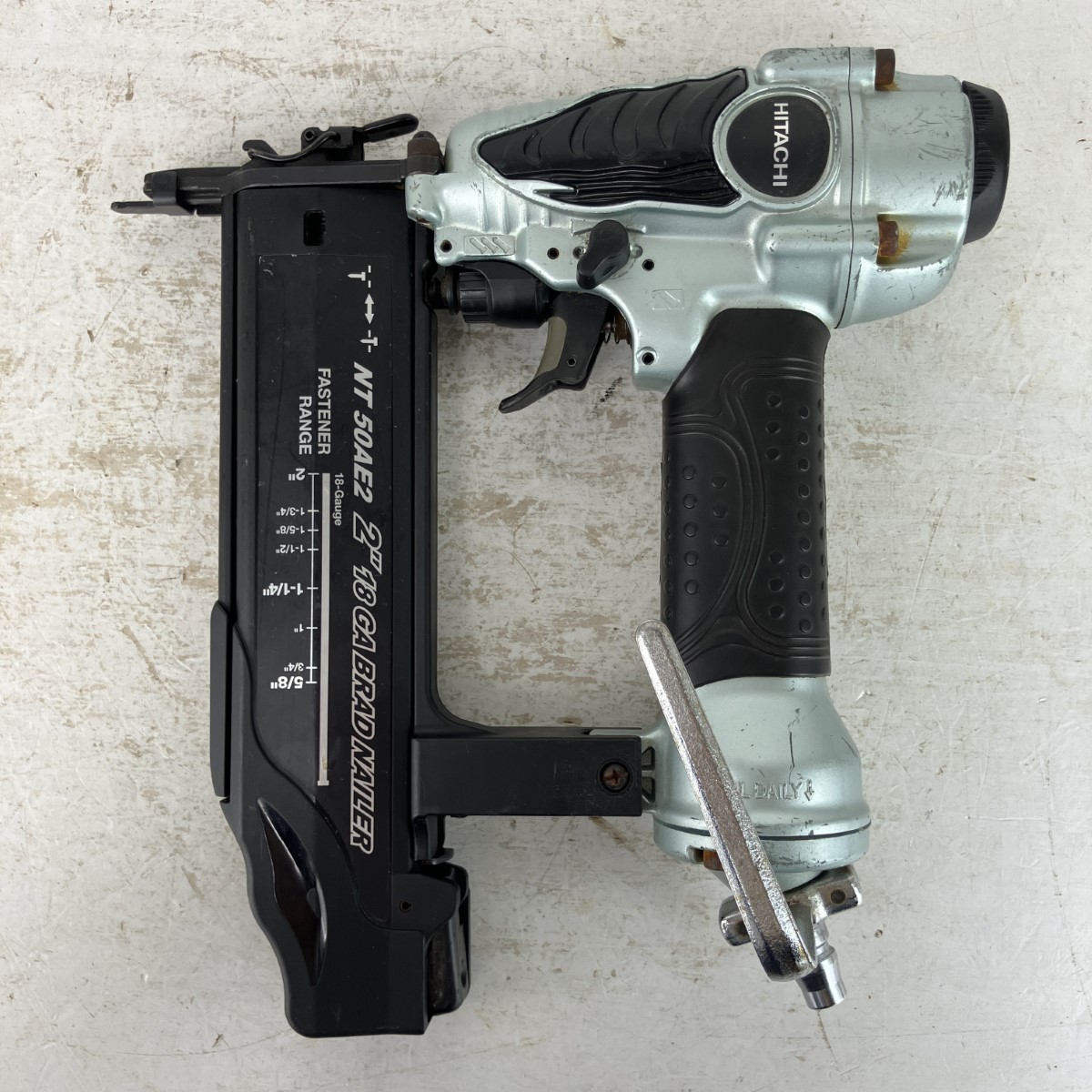 【中古】HITACHI 日立 50粍 常圧 フィニッシュネイラ NT50AE2 しろがね色 C位置づける