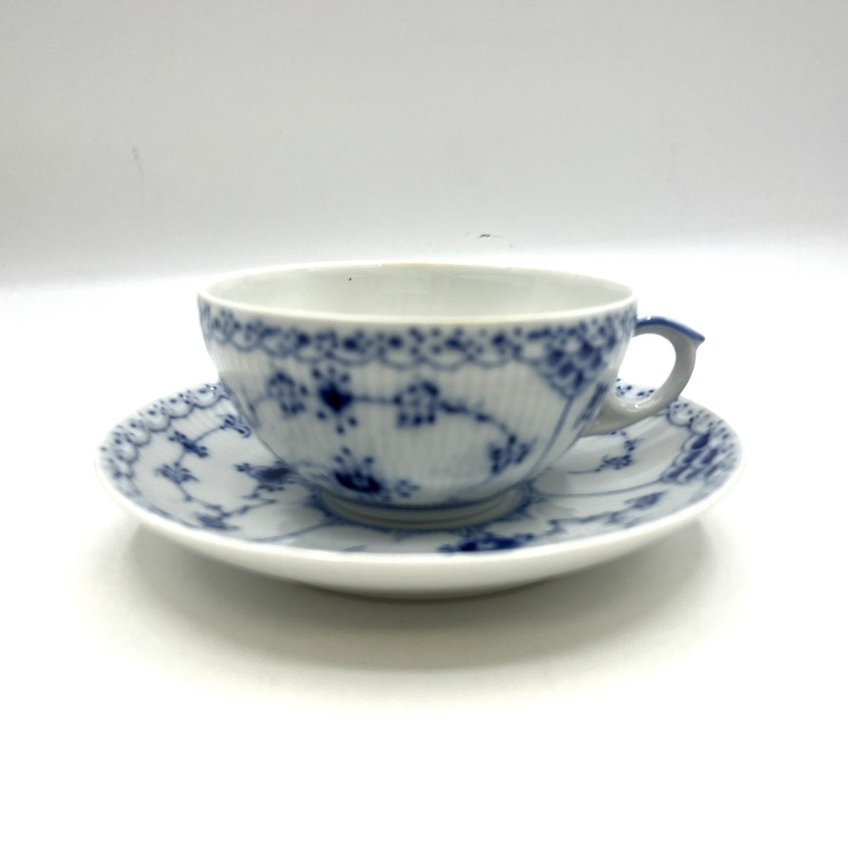 【中古】ROYAL COPENHAGEN ロイヤル・コペンハーゲン ブルーフルーテッド 二分の一スピード競技 紅茶優勝杯＆平円盤 A価値づける