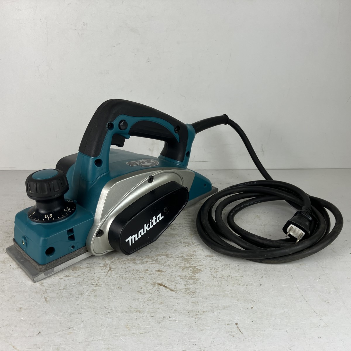 【中古】MAKITA マキタ 100v 82粍 電動カンナ KP0800A 青碧 C位置づける