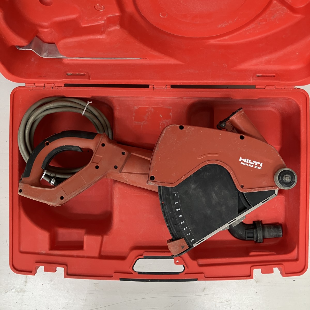 【中古】Hilti ヒルティ 100v 230粍 金剛石切断機 容れもの付 DCH 230 赤いこと C序列付ける