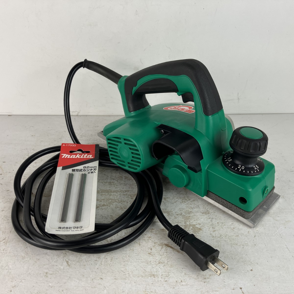 【中古】MAKITA マキタ 100v 82粍 電動カンナ 替刃付 M194 緑であること A位置づける