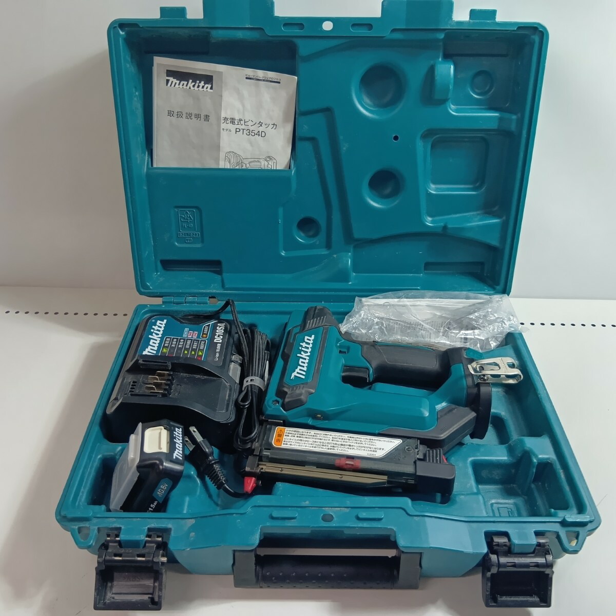 【中古】MAKITA マキタ 電動タッカ コードレス式 35粍 10.8v 1.5Ah PT354DSH 青碧 B位置づける