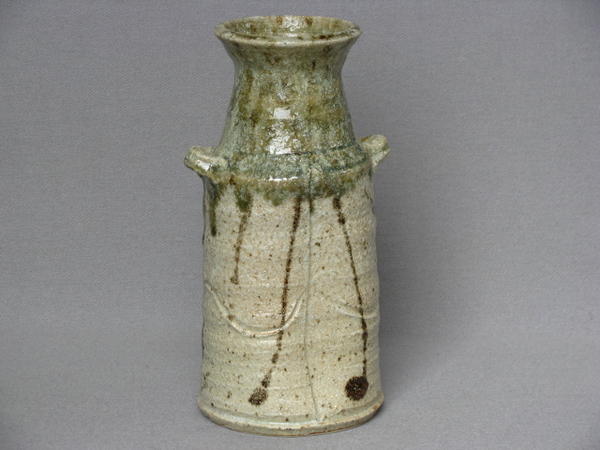 【北大路魯山人(きたおおじろさんじん)口当たり】【美濃焼(みのやき)】【花器/花立て】灰釉耳付花立て 食器-その他