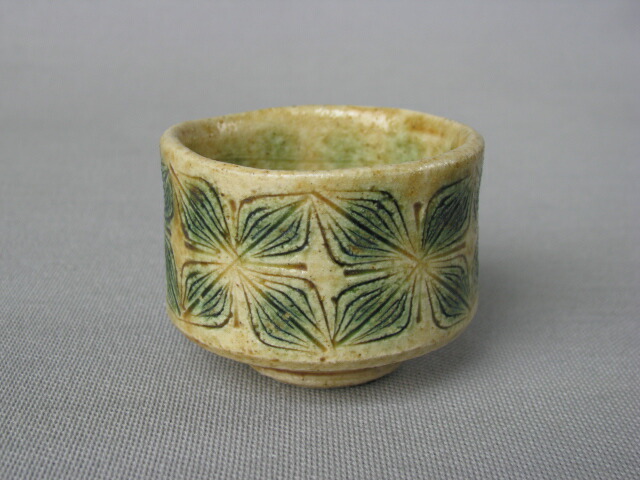 黄瀬戸　ぐい飲み　四方桟 桐箱付き　ぐい飲み　美濃焼　骨董品 陶芸家 作家物 鈴木都 黄瀬戸 ぐい呑 酒器 酒盃 共箱 美濃 志野