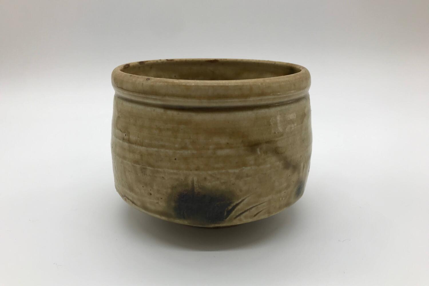 【作家物/初代春鼎（しょだいしゅんてい）作】【瀬戸焼/せとやき/せともの】【抹茶/茶碗】【新品/多少難あり/小傷等あり】【故人の為木箱の箱書き無し】 黄灰釉織部筒抹茶碗 23,100円