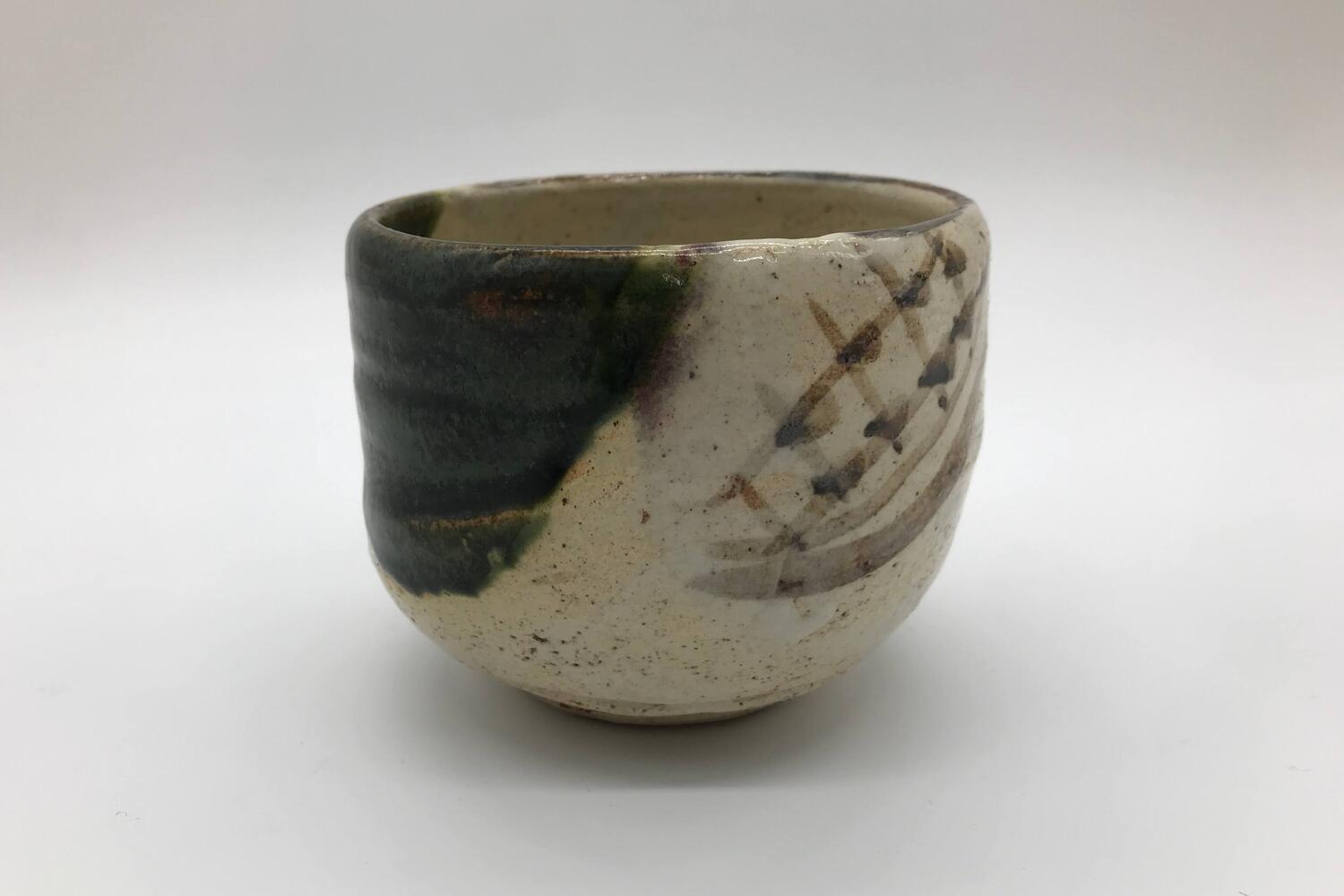 【作家物/初代春鼎（しょだいしゅんてい）作】【瀬戸焼/せとやき/せともの】【抹茶/茶碗】【新品/多少難あり/小傷等あり】【故人の為木箱の箱書き無し】 織部窓ヅル筒抹茶碗