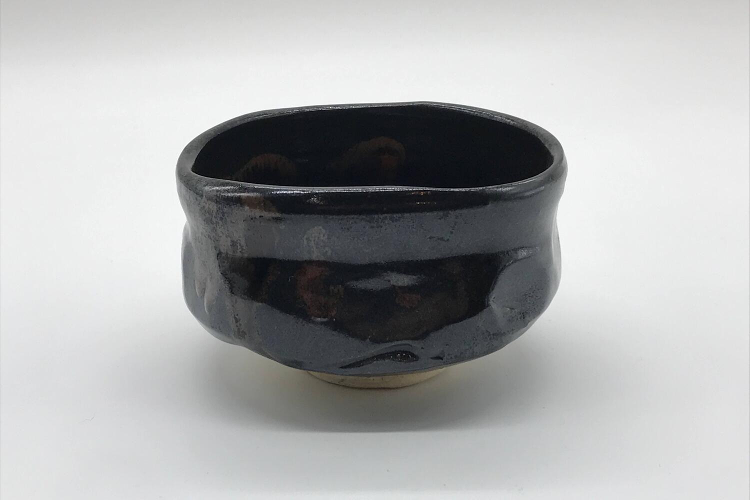 【作家物/初代春鼎（しょだいしゅんてい）作】【瀬戸焼/せとやき/せともの】【抹茶/茶碗】【新品/多少難あり/小傷等あり】【故人の為木箱の箱書き無し】 黒織部鉄釉流し抹茶碗 24,090円