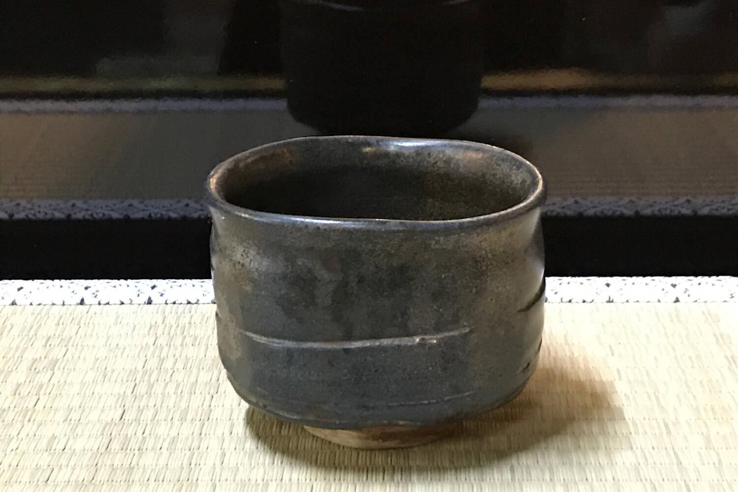 【作家物/初代春鼎(しょだいしゅんてい)作】【瀬戸焼/せとやき/せともの】【抹茶/茶碗】【新品/多少難あり/小傷等あり】【故人の為木箱の箱書き無し】 黒織部抹茶碗(艶消し)