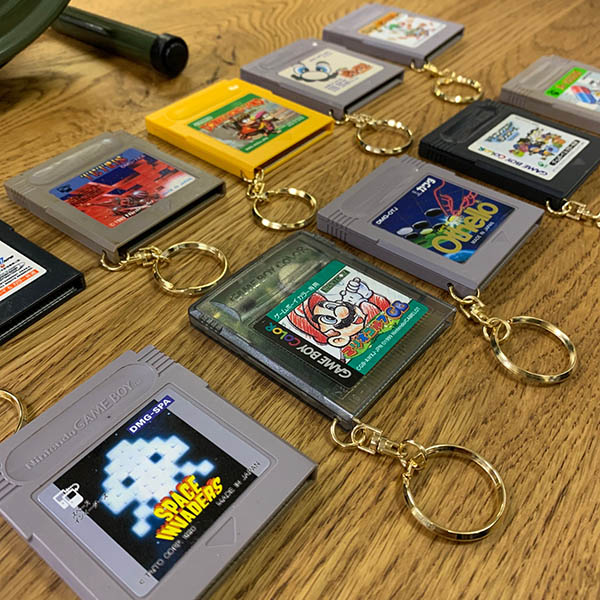 レトロゲーム　4種類　キーホルダー　白黒 レトロミニゲームキーホルダー | 卸売・ 問屋・仕入れの専門