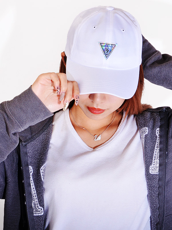 Guess ゲス シャポー レディース メンズ ユニセックス 商品名 スタイリッシュ 芳しい Twill Ball Cap Hologram Guess Jeans トリプル三角 ホログラム ハット 6パネル ローキャップ 屈曲パネル 併設コーデ 西洋ナシ 105 Kaspia Receptions Com