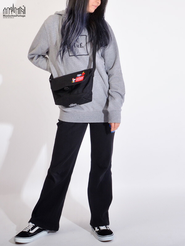 世界の Manhattan Portage マンハッタンポーテージ スヌーピー ショルダーバッグ メッセンジャーバッグ レディース メンズ ユニセックス ブランド 斜め掛け 大人 かわいい バッグ Peanuts 70周年 デザイン エアエチケットケース付き ピーナッツ コレクション