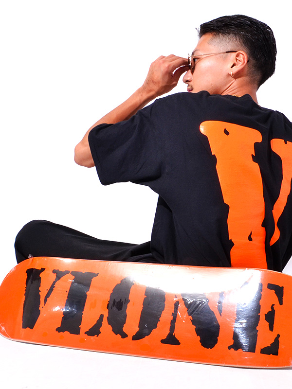 Vlone ヴィーローン ヴィーロン スケボー デッキ おしゃれ かっこいい ブランド ストリート La Pop Up Skate Deck ポップアップ ロゴ スケートボード 板 インテリア オシャレ ファッション アイテム オレンジ ブラック Vskd03 03 Voli Me