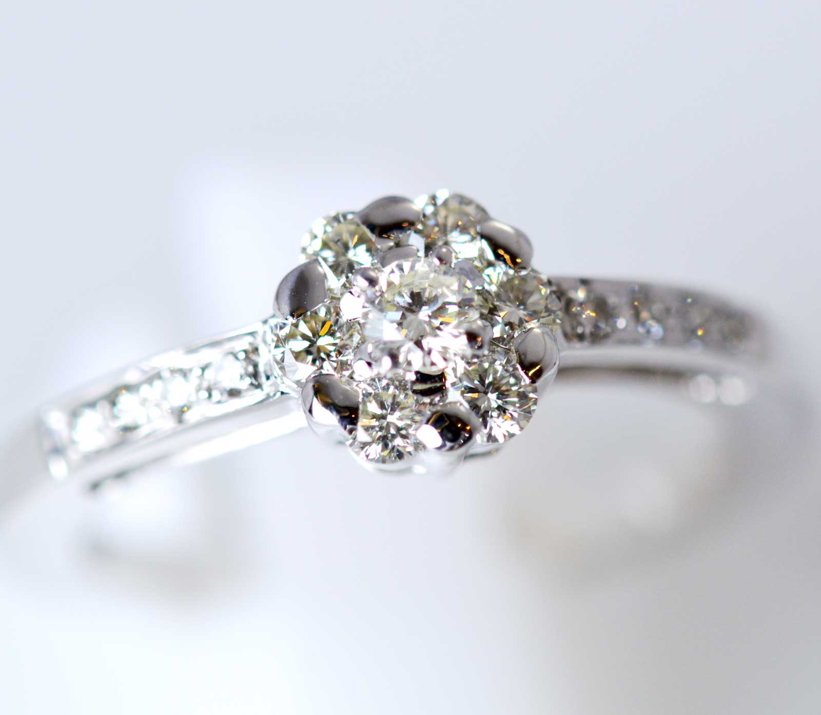 (6217) 【ジュエリー（ノンブランド）】　K18WG　ホワイトゴールド　ダイヤ　0.55ct 　リング　フラワーモチーフ　14号　　［ノンブランドジュエリー］　【中古】