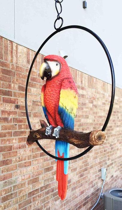 中庭＆介護ホーム用 枝に止まったスカーレット色の コンゴウインコ 、オウム真理教（オウム）、ほれ込む家の利得の トロ経口避妊薬塑像群 刻みつける（インポート品