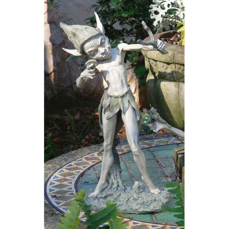 パチンコを撃とうとする、いたずら好きの小さな妖精 彫刻 ガーデン・ピクシー庭園彫像（輸入品）