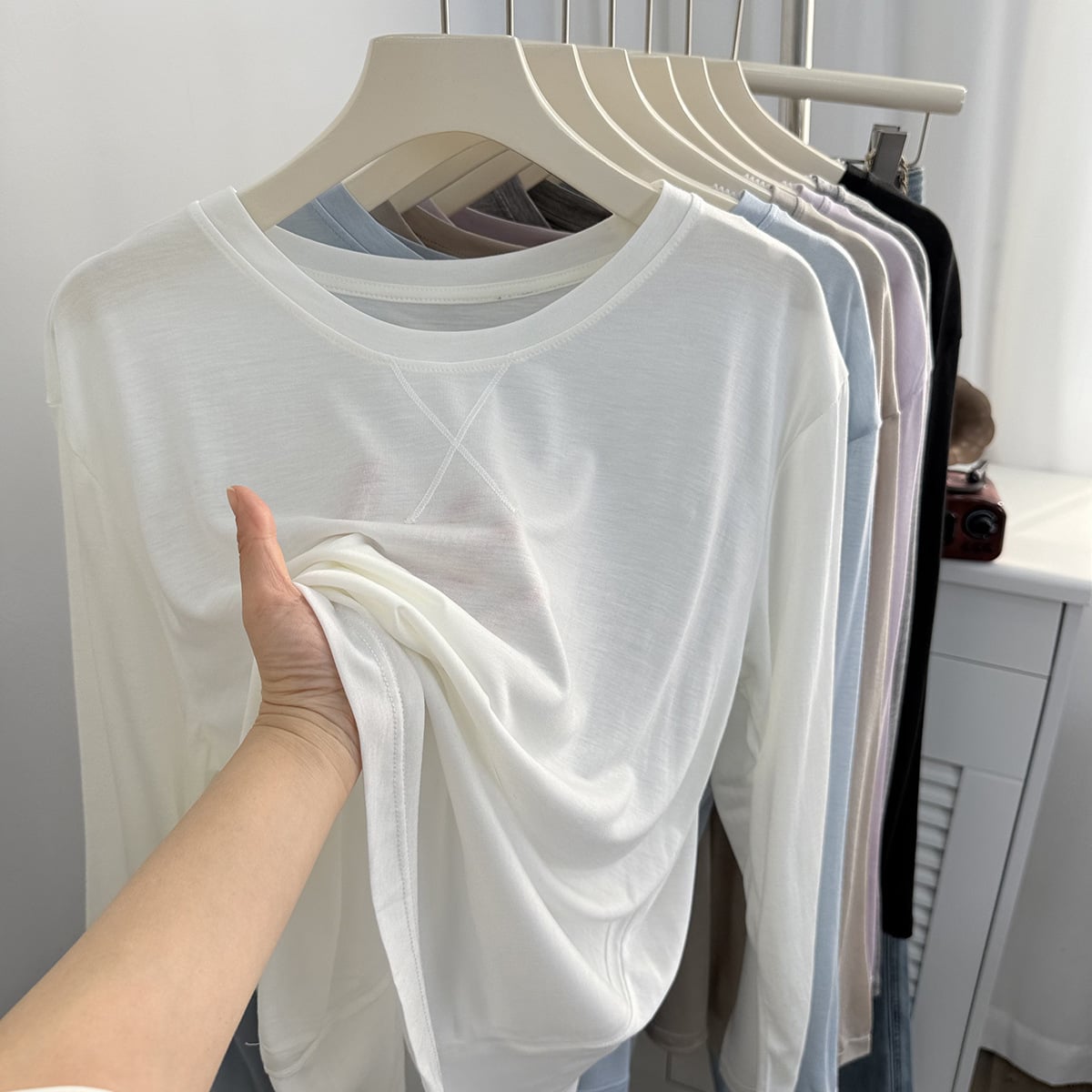 シアー ロンT 長袖Tシャツ レディース クルーネック カットソー シルク 絹 混 光沢 インナー 透け感 薄手 柔らかい 速乾 蒸れにくい 重ね着 カジュアル