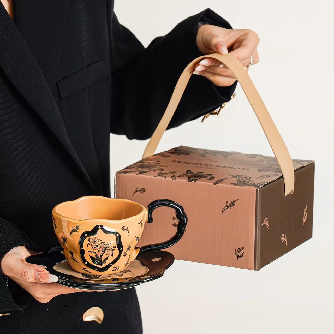 コーヒーカップ ティーカップ カップ&ソーサー ギフト 来客用 カフェ アンティーク レトロ 百合 花柄 陶磁器 華やか イエロー ブラック お洒落 食器 珈琲 紅茶 250ml