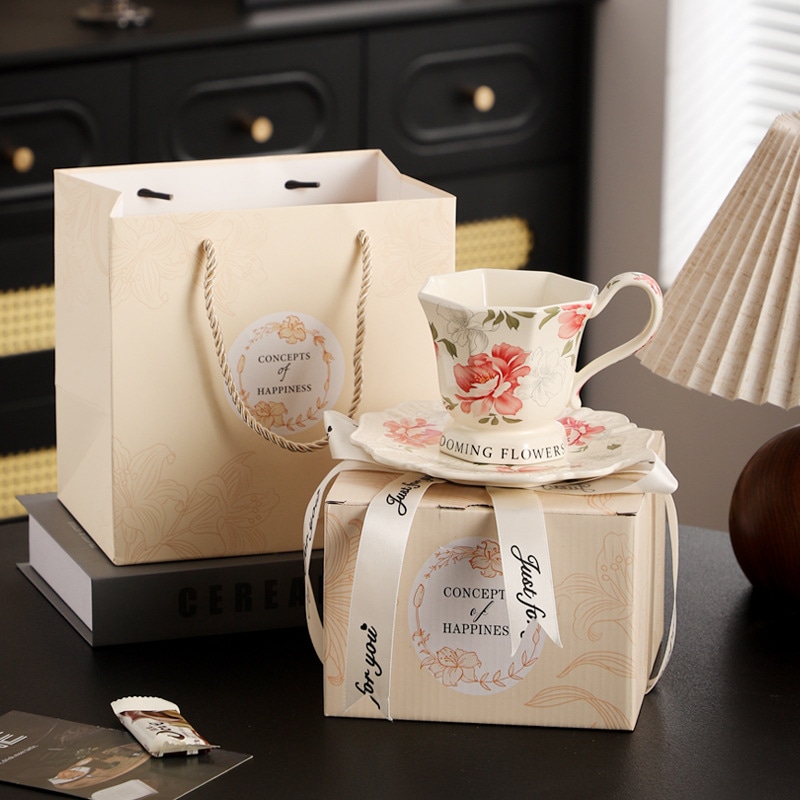 ティーカップ ソーサー セット コーヒーカップ 八角形 陶器 百合 ユリ リリー 化粧箱 スカーフ付き おしゃれ 北欧 アンティーク 高級 レトロ カフェ 紅茶 お茶会 ギフト 贈り物 プレゼント 記