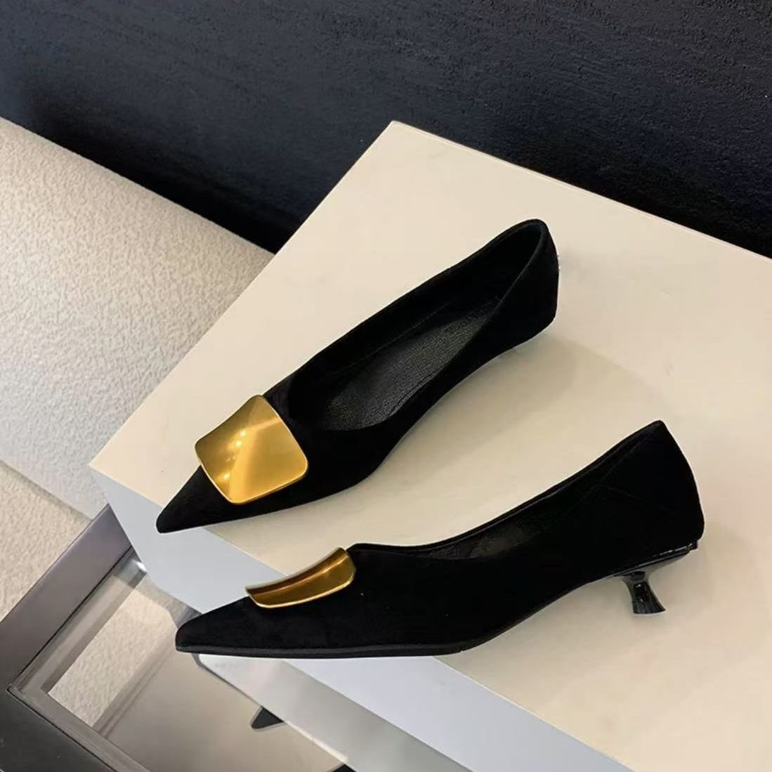 パンプス レディース ポインテッドトゥ フラットシューズ ゴールドバックル スエード調 ぺたんこ 痛くない 柔らかい 通勤 結婚式 卒業式 入学式 フォーマル オフィス カジュアル おしゃれ ブラック