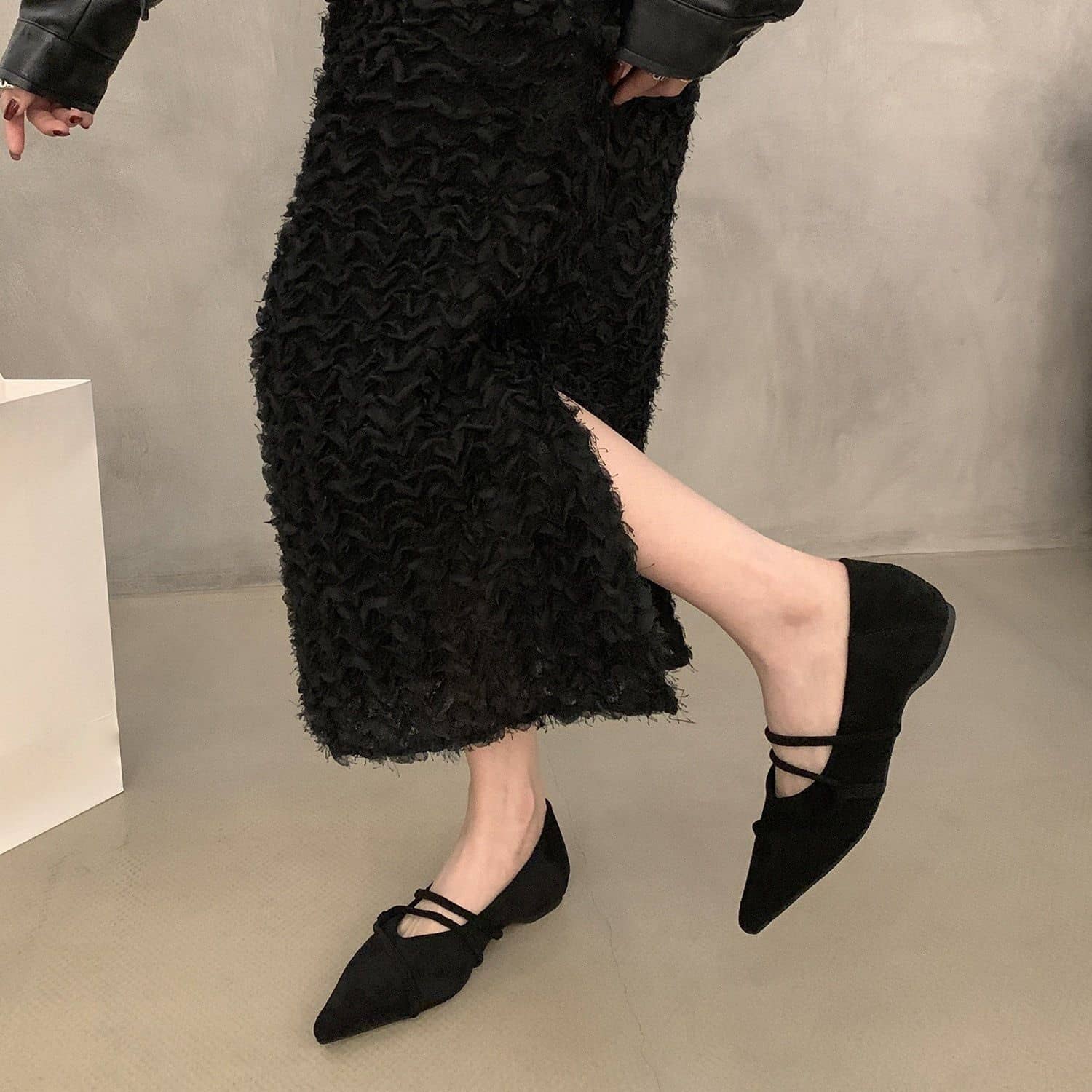 パンプス レディース フラットシューズ ブラック ポインテッドトゥ クロスストラップ スエード調 ぺたんこ靴 ローヒール 大人 エレガント 痛くない 走れる 疲れにくい 通勤 通学 結婚式 パーティー