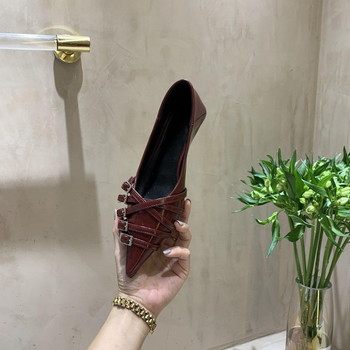 パンプス レディース ポインテッドトゥ キトゥンヒール バックルベルト 3cmヒール 痛くない 疲れにくい 走れる オフィス 通勤 結婚式 フォーマル きれいめ 履きやすい アプリコット