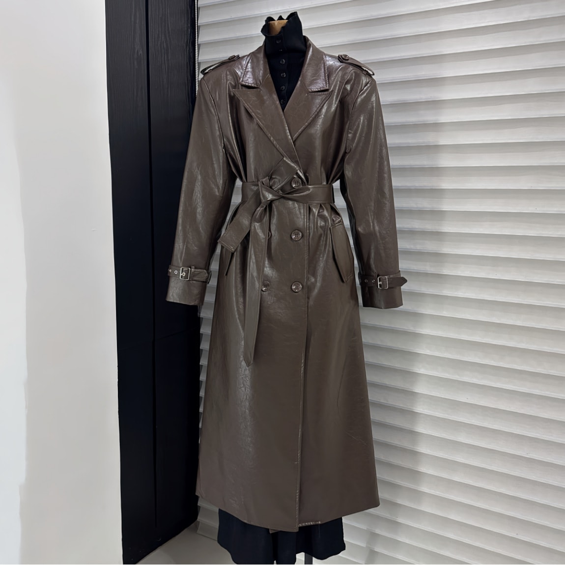 レザーコート レディース トレンチコート ロング丈 フェイクレザー ジャケット ファッション きれいめ アウター モード系 ウエストマーク ベルト付き スタイリッシュ 春 秋 冬 カジュアル 通勤 オ｜ゴールドルーフショップ