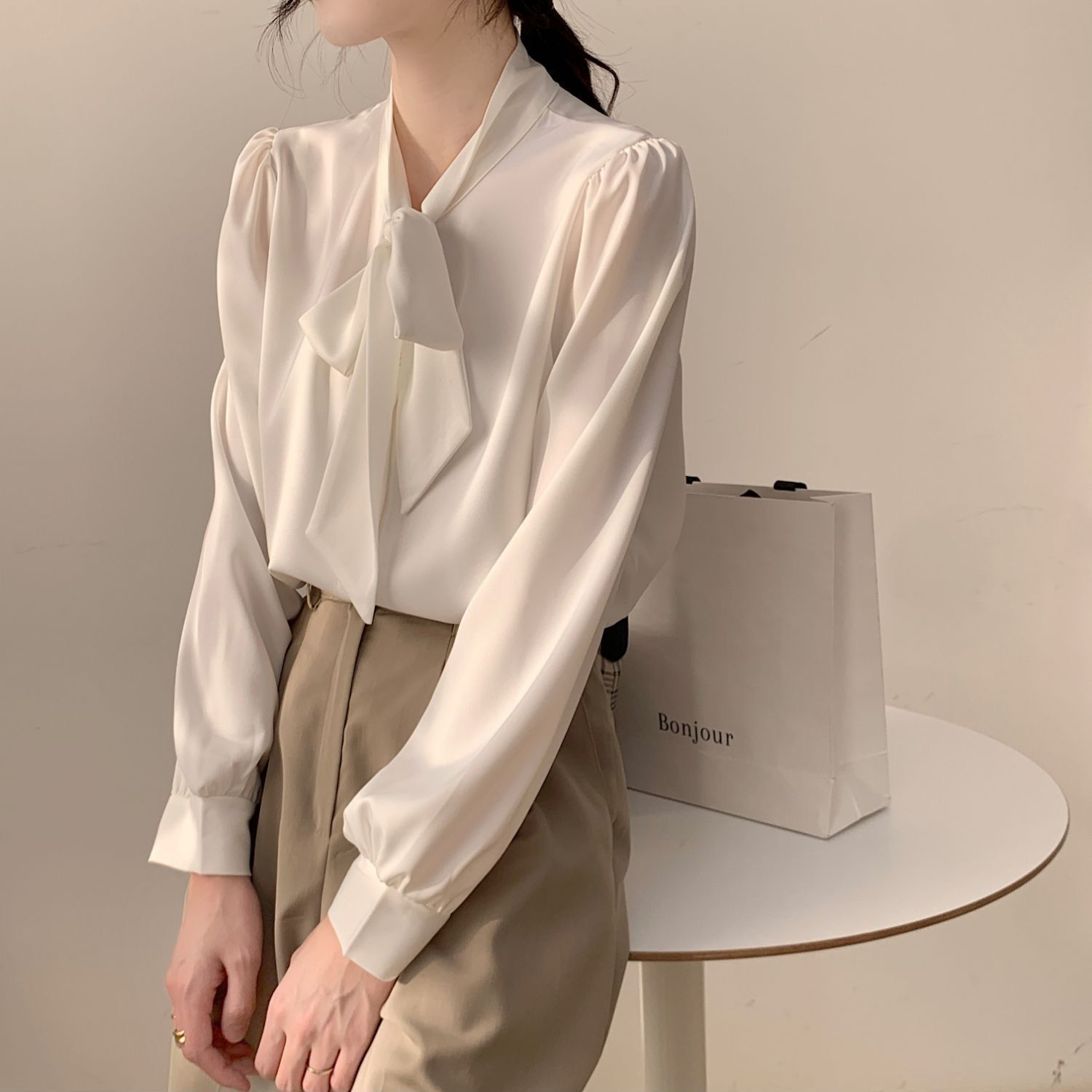 ブラウス レディース 長袖 ボウタイ リボン きれいめ オフィス 通勤 事務服 シフォン とろみ パフスリーブ トップス 上品 フォーマル カジュアル 春 秋 おしゃれ 可愛い 柔らかい ゆったり 大