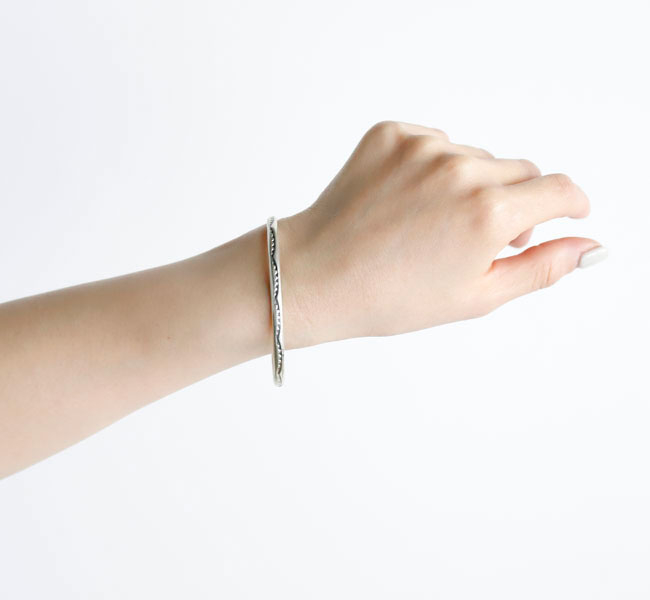 indian jewelry 北米インディアン宝飾品 ナバホー しろがね色925B バングル 消し印細工物