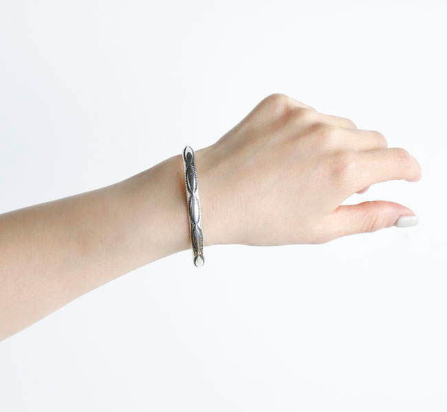 indian jewelry 北米インディアン宝飾品 Elaine Tahe イレーヌ・タヒ ナバホー しろがね色925 バングル