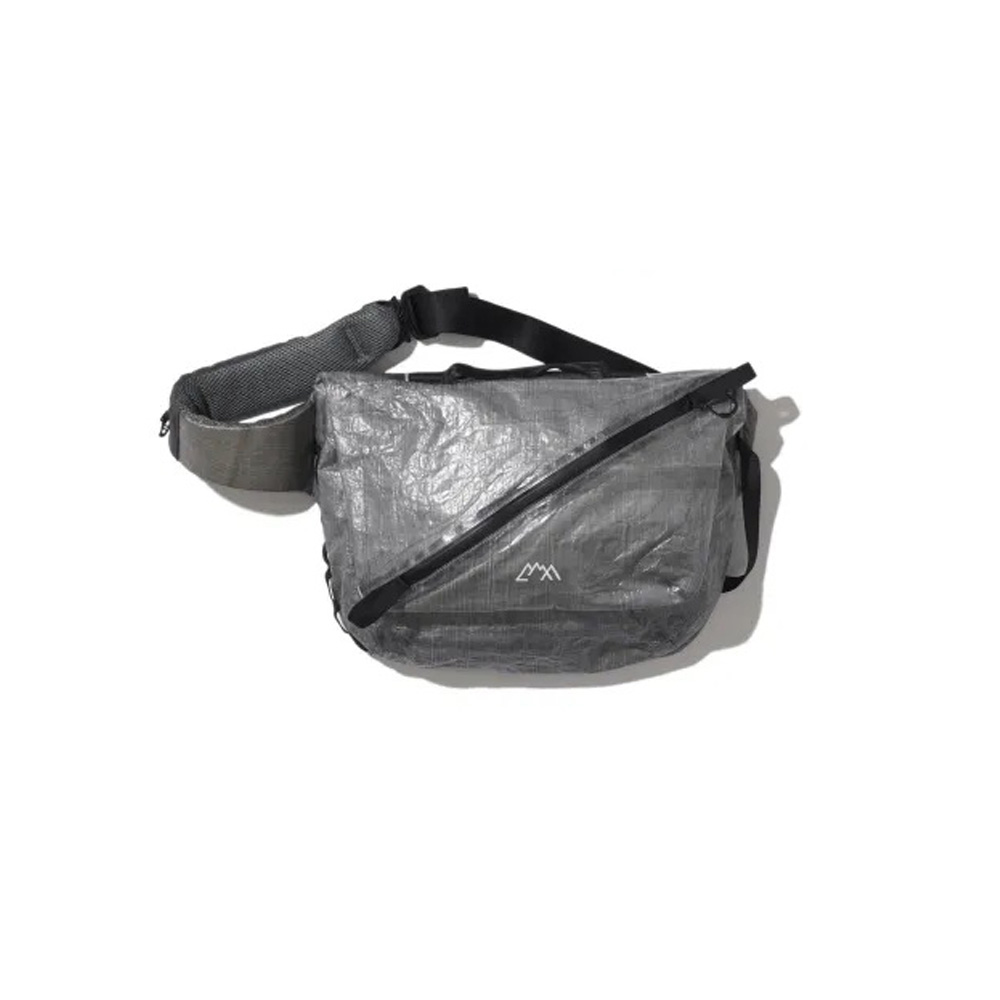 【堅苦しさ・置き目取りまわし】CMF OUTDOOR GARMENT シーエムエフ アウトドア ガーメント MESSENGER BAG DYNEEMA CMF2601-AC10 御徒面子 貨物輸送無料