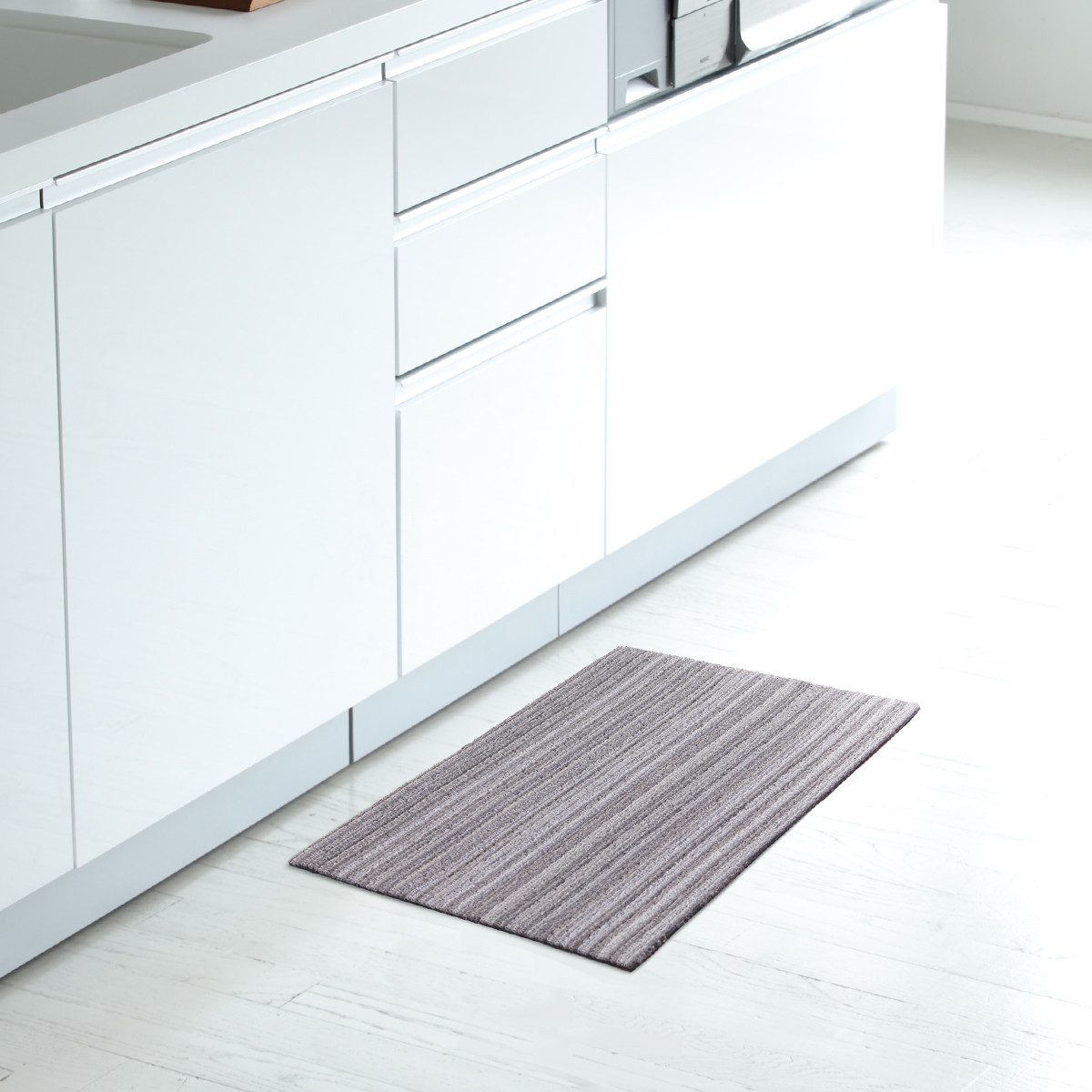 残りわずか 在庫限り超価格 チルウィッチ 玄関マット ドアマット 正規販売店 洗える 洗面所 塩ビ Pvc マット インテリア 高級 ブランド おしゃれ パウダールーム 約45 70cm シャグマット キッチン 屋外 屋内 送料無料 Chilewich スキニーストライプ ドア マット