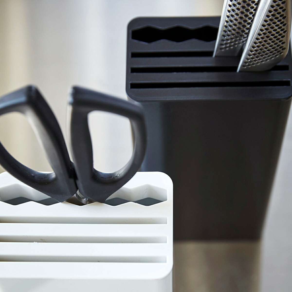 楽天市場 キッチンナイフ ハサミスタンド タワー 山崎実業 Tower 包丁スタンド ナイフ おしゃれ 収納 包丁たて 包丁立て 包丁差し キッチンバサミ はさみ ハサミ シンプル キッチン収納 コンパクト ブラック ホワイト 3512 3513 ポイント10倍 送料無料