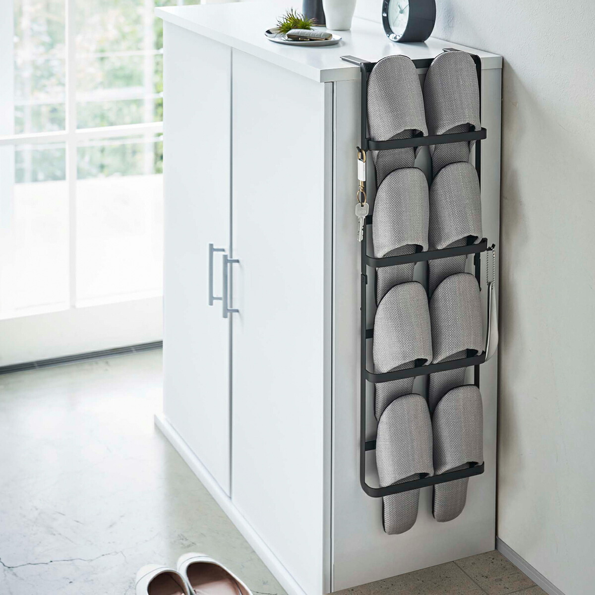 楽天市場 下駄箱扉 引っ掛け式スリッパラック タワー 山崎実業 Tower スリッパラック 玄関 スリッパ 収納 引っ掛け 壁掛け 玄関収納 靴箱 省スペース シンプル おしゃれ スリッパ掛け スリッパ置き Yamazaki ブラック ホワイト 44 45 ポイント10倍 送料無料