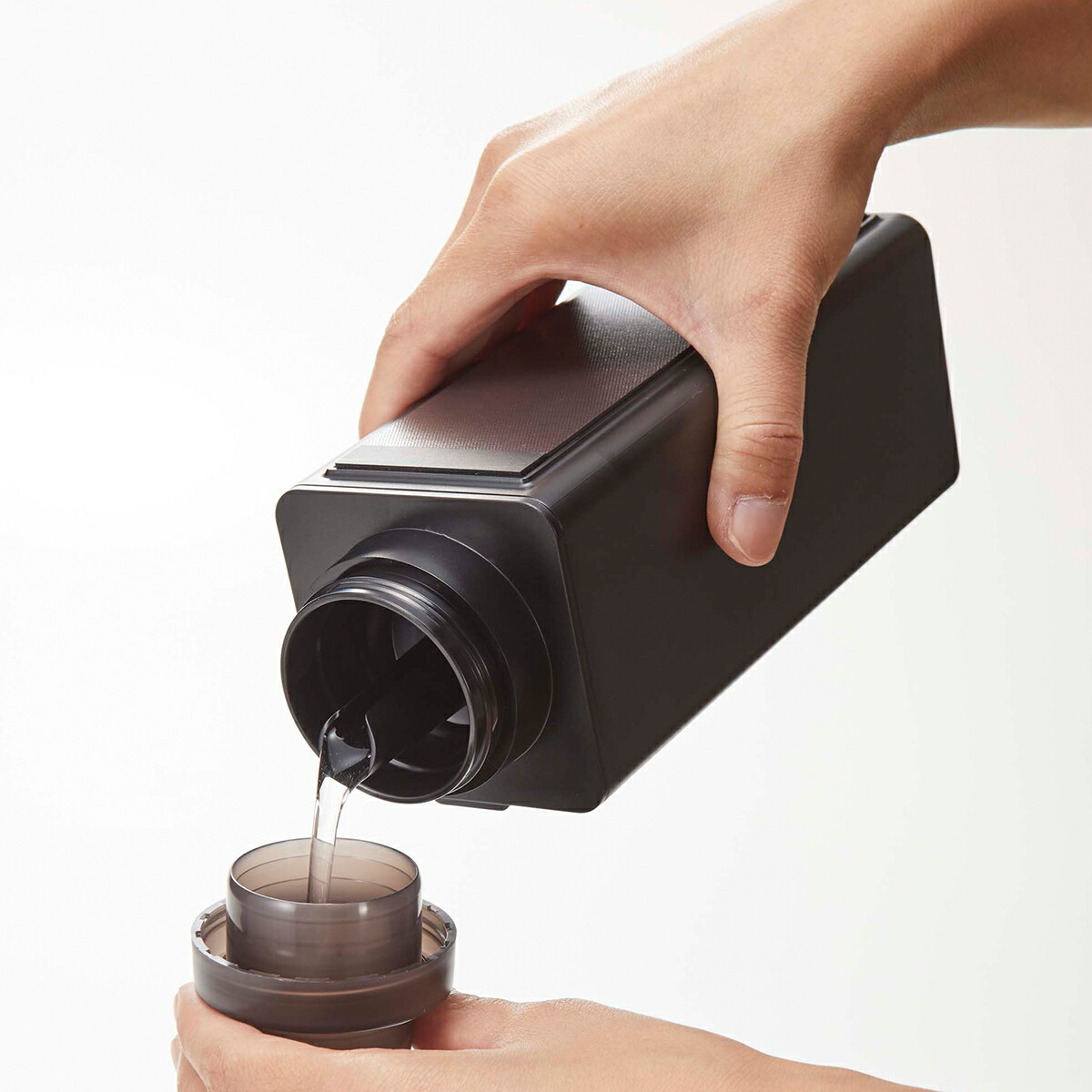 楽天市場 マグネット詰め替え用ランドリーボトル タワー 山崎実業 Towerランドリーボトル 洗剤ボトル 詰め替え用 ボトル 洗剤 柔軟剤 詰め替え 容器 洗剤用ボトル 詰め替え容器 おしゃれ モノトーン Yamazaki ブラック ホワイト 4852 4853 ポイント10倍