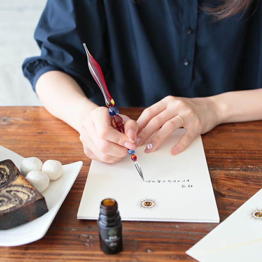 ガラスペンをインクに付ける様子