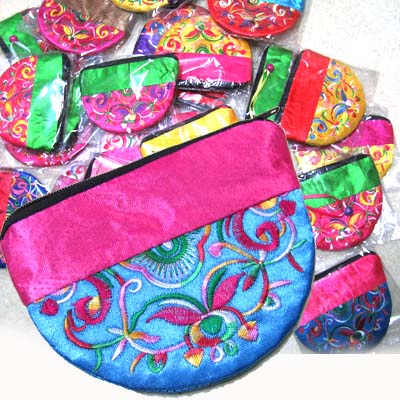 楽天市場】鈴付き 少数民族サテン 刺繍 ミニ角形ポーチ【KP