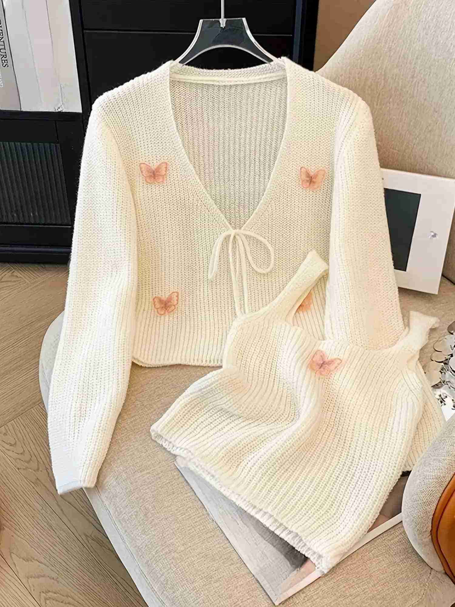 【バタフライ刺繍】ニット アンサンブル レディース カーディガン キャミソール セットアップ 2点セット Vネック 前開き リボン 羽織り トップス セーター ビスチェ インナー リブニット 重ね着 レイヤード 伸縮性 体型カバー 細見え 大人可愛い きれいめ カジュアル