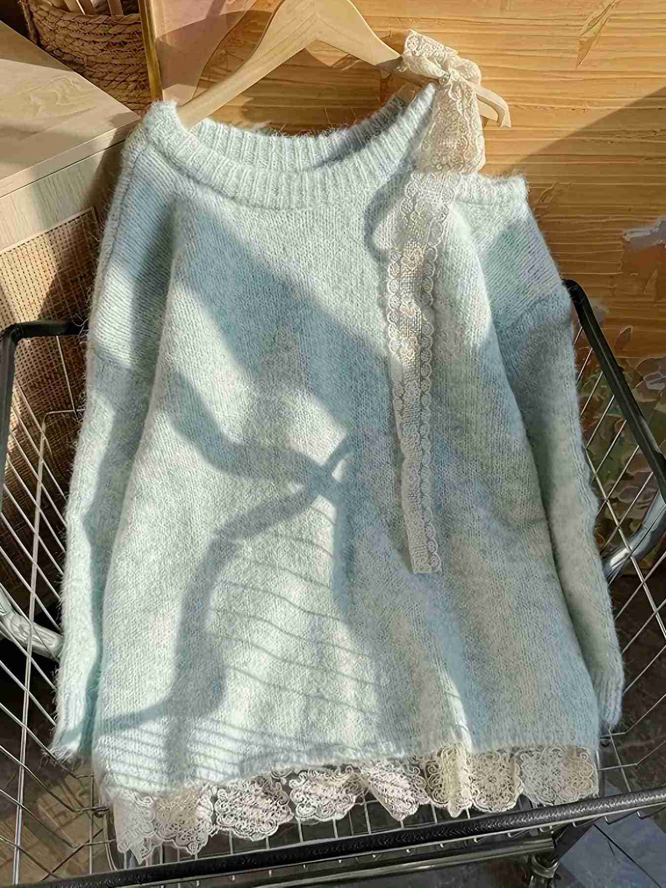 【大人可愛い】ニット セーター レディース ワンショルダー 肩あき レース リボン トップス チュニック シャギーニット フェザー プルオーバー 長袖 裾レース 異素材 切替 肩出し オープンショルダー ゆるニット ゆったり 体型カバー 着痩せ 華奢見え 二の腕カバー