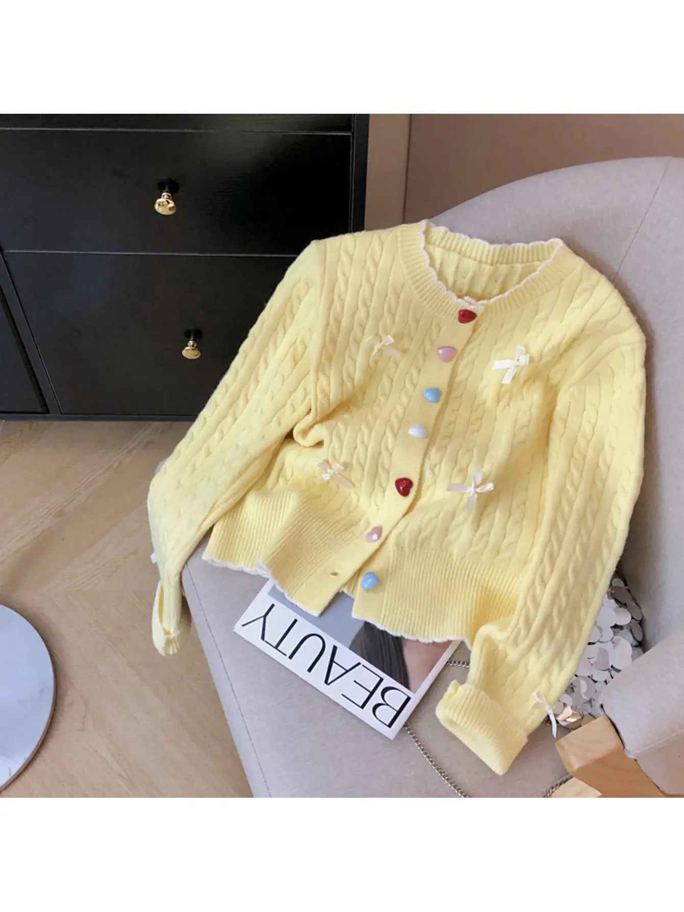【大人可愛い】カーディガン レディース ニット ケーブル編み ケーブルニット リボン 刺繍 ハート ボタン クルーネック ショート丈 クロップド丈 トップス 羽織り 長袖 前開き 縄編み セーター 韓国 ファッション きれいめ フェミニン ガーリー 着痩せ 脚長効果 春 秋