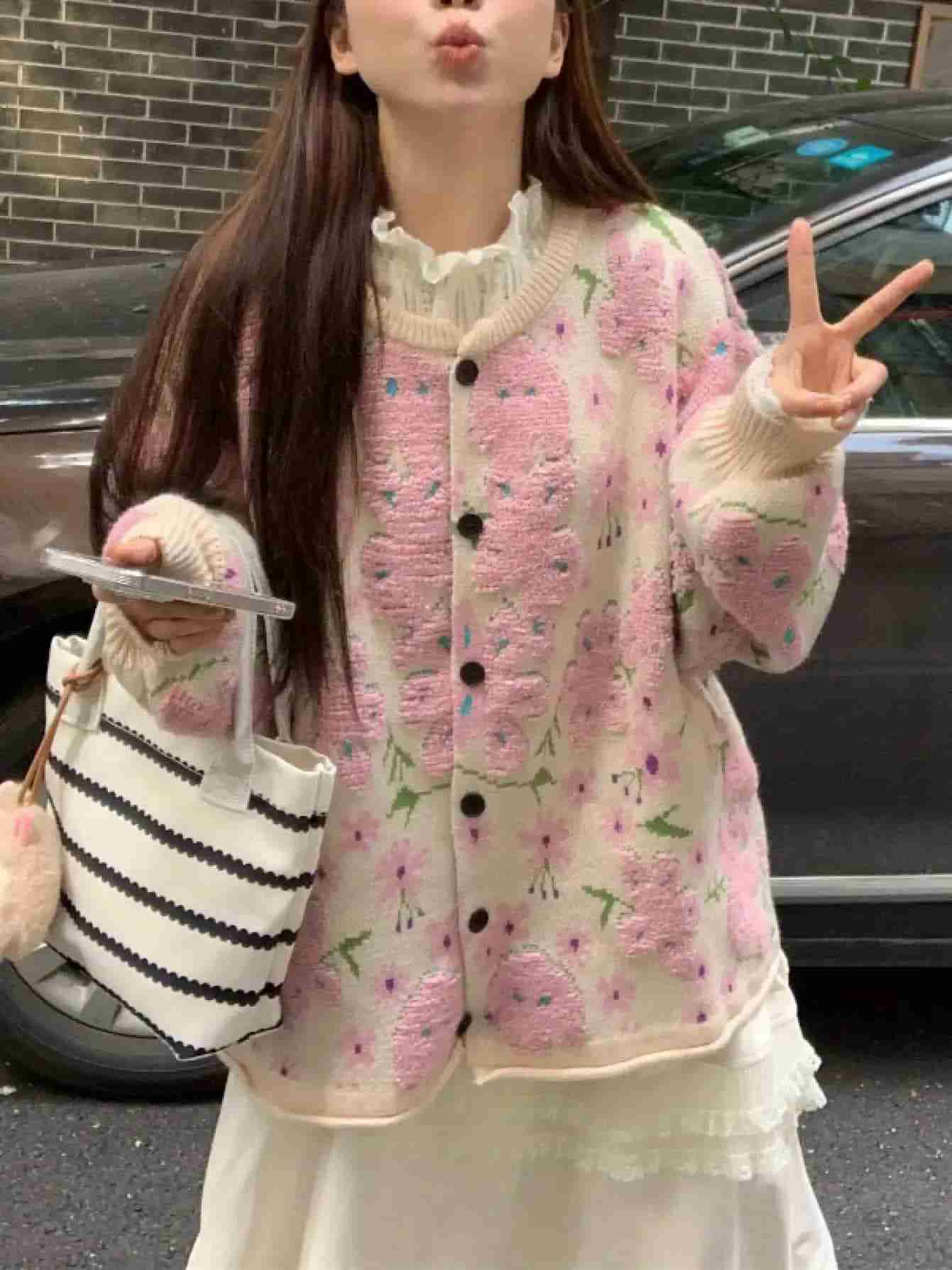カーディガン レディース 花柄 ニット セーター 春 秋 冬 厚手 丸首 クルーネック 羽織り 前開き 長袖 トップス 暖かい ゆったり 大きいサイズ 体型カバー 着痩せ オーバーサイズ ビッグシルエット 大人可愛い レトロ フラワー ピンク カジュアル フェミニン デート