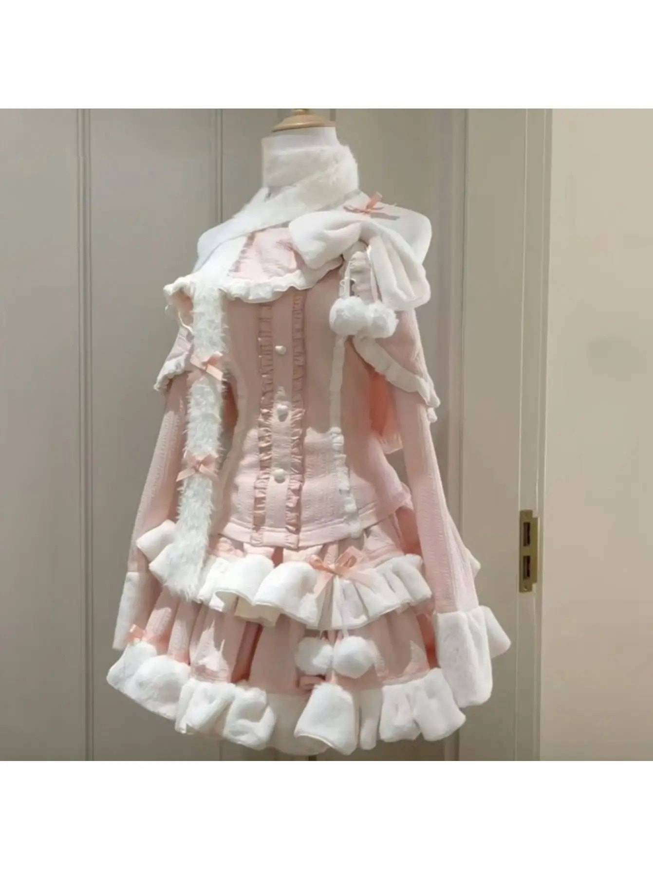 【地雷系/量産型】 セットアップ 2点セット レディース ブラウス スカート ロリータ ガーリー 甘め フリル リボン エコファー ポンポン ティアード ケーキスカート ミニスカート 膝上 長袖 上下セット ピンク ホワイト 秋 冬 秋冬 体型カバー 小顔 ライブ 参戦服|デイリーパレット店