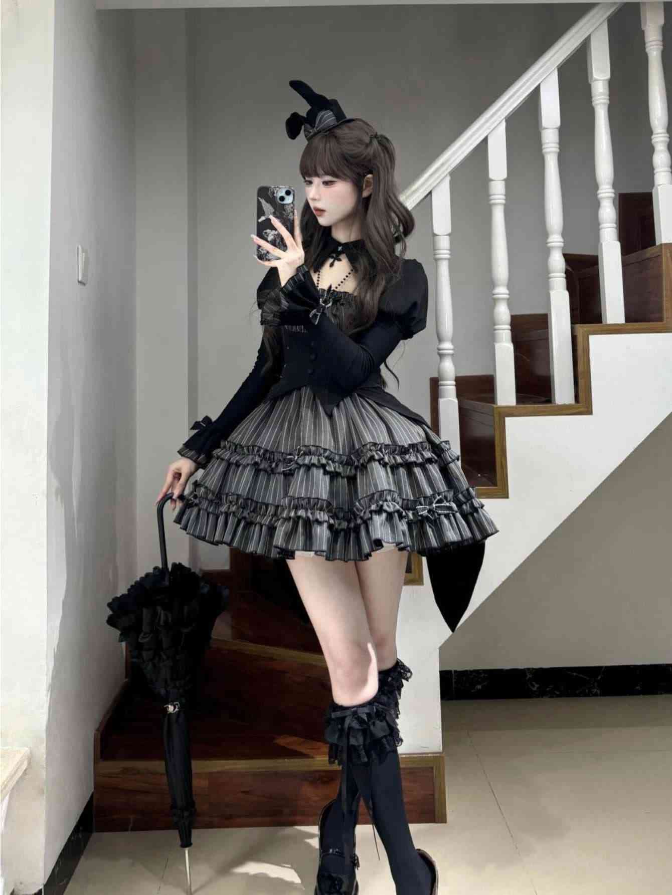 【地雷系ゴスロリ】セットアップロリータ服ゴシックワンピース風2点セット量産型ストライプフリルミニスカートトップス?袖リボン病みかわいいレディース膝上パンクV系ハロウィンコスプレ衣装イベントライブ舞台撮影ティアードオフショルブラック着痩せ細見え脚長美脚