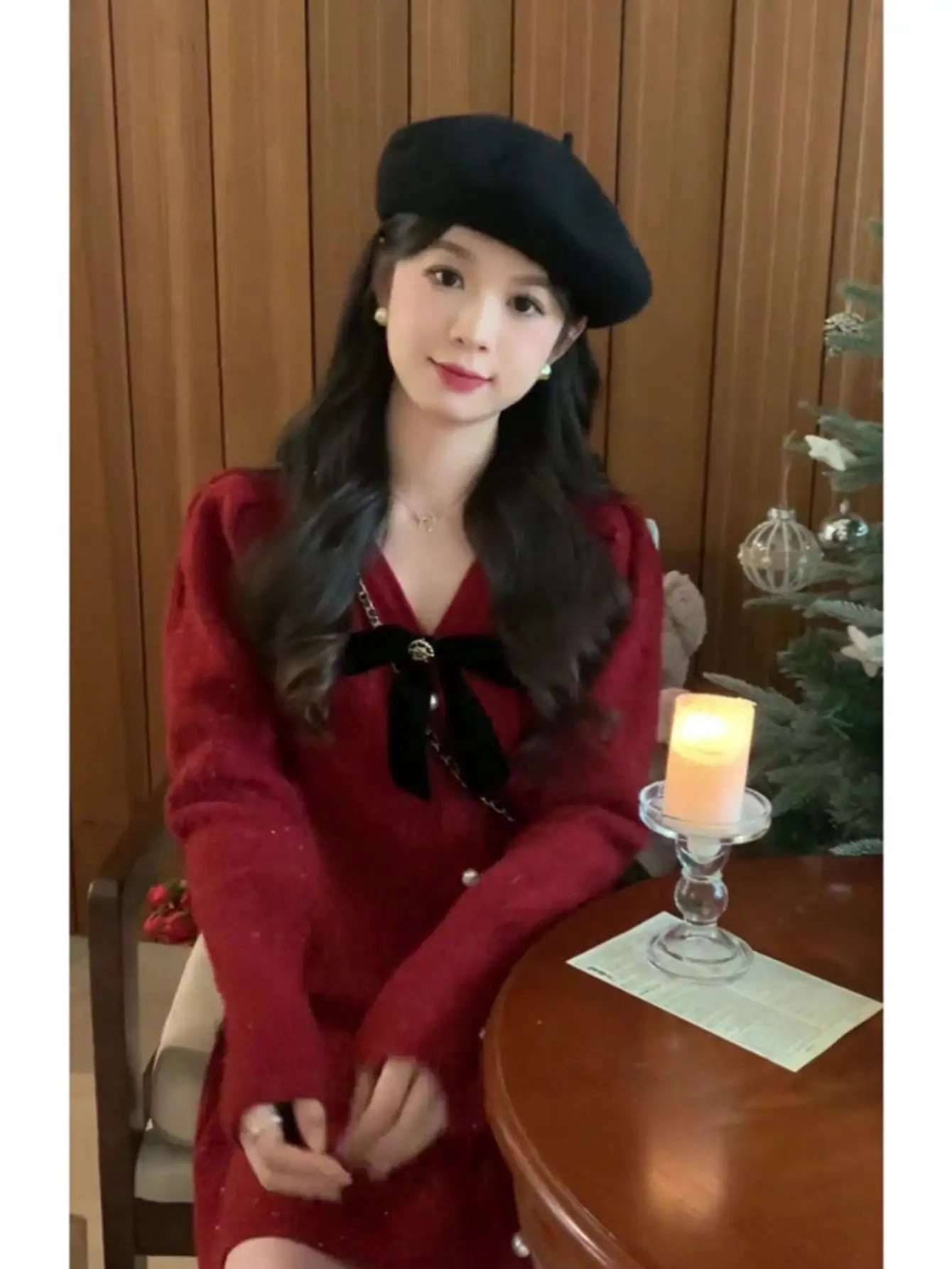 【クリスマス】 ニットワンピース レディース 長袖 Vネック フロントボタン パール リボン ロングワンピース ミモレ丈 ボリューム袖 細見え 着痩せ 体型カバー きれいめ 大人可愛い フェミニン 暖かい 赤 ボルドー デート 女子会 二次会 パーティー 忘年会