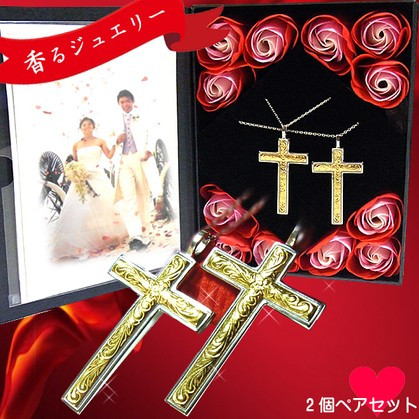 ペアネックレス ハワイアンジュエリー クロスネックレス イエローゴールド ステンレス 誕生日 花 入浴剤 写真フレーム カップル フラワー サージカルステンレス|Ruejoie